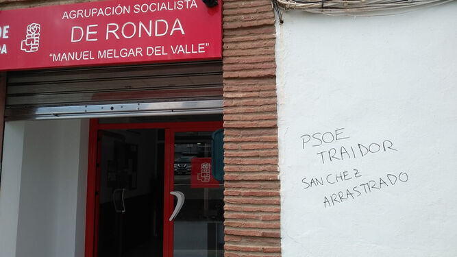 Pintadas que aparecieron en la sede del PSOE de Ronda.