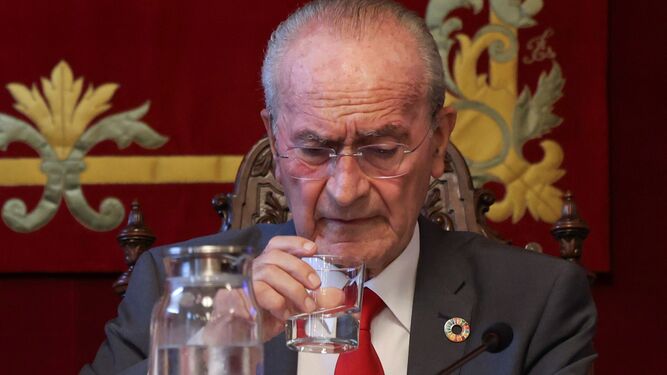 Francisco de la Torre, alcalde de Málaga, bebe de un vaso de agua durante un Pleno.