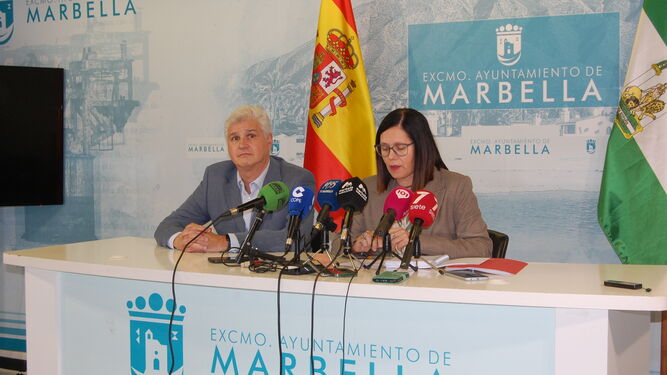 Los concejales del PSOE Isabel Pérez y José Ignacio Macías.