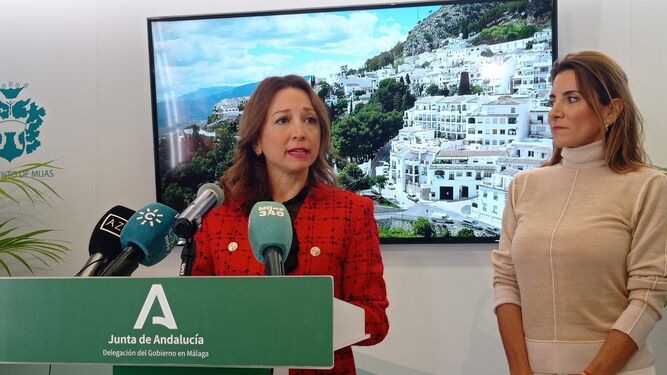 La delegada del Gobierno andaluz, Patricia Navarro (I.), y la alcaldesa de Mijas, Ana Mata.