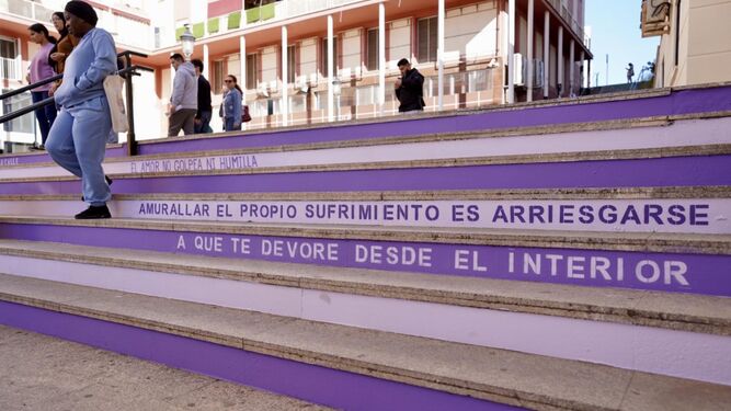 Varios de los mensajes contra la violencia de género que lucen las escalinatas del Centro de Málaga