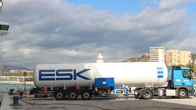 Uno de los camiones cisterna en el Puerto de Málaga