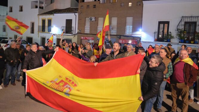 Más de un centenar de personas protestan en la sede del PSOE de Ronda en contra de la amnistía