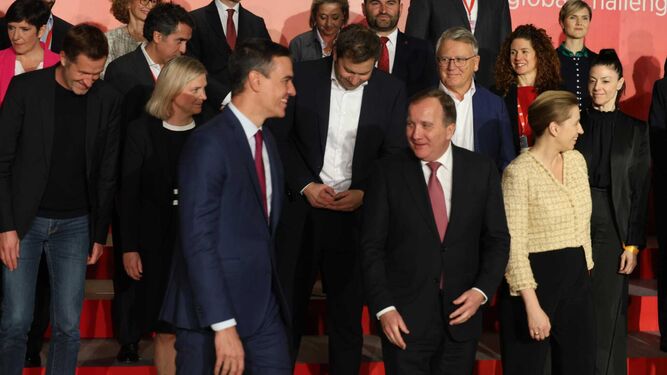 El presidente español centra la atención tras la foto de familia del Congreso de los Socialistas Europeos.