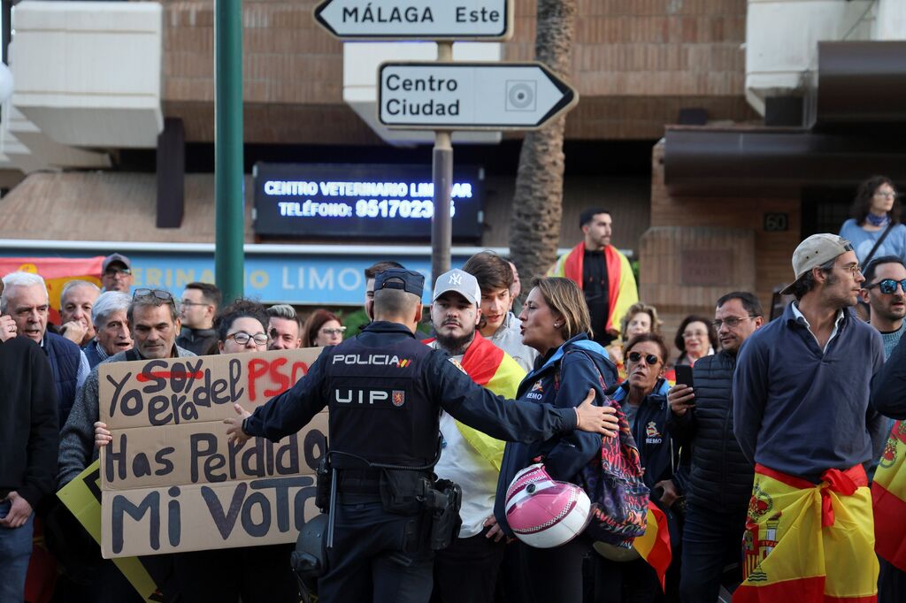 Las fotos de la protesta en M&aacute;laga contra Pedro S&aacute;nchez: "Se vende Espa&ntilde;a por 7 votos"