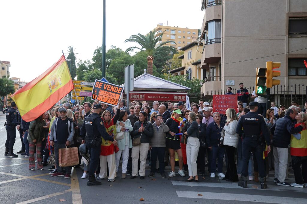 Las fotos de la protesta en M&aacute;laga contra Pedro S&aacute;nchez: "Se vende Espa&ntilde;a por 7 votos"
