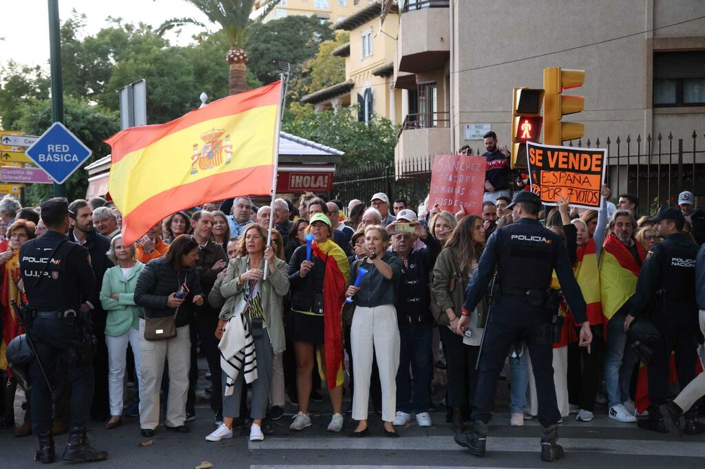 Las fotos de la protesta en M&aacute;laga contra Pedro S&aacute;nchez y la amnist&iacute;a