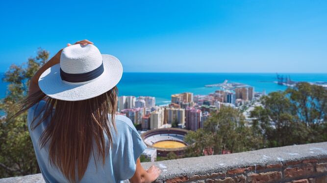 Una turista contempla las vistas de la zona centro de Málaga.