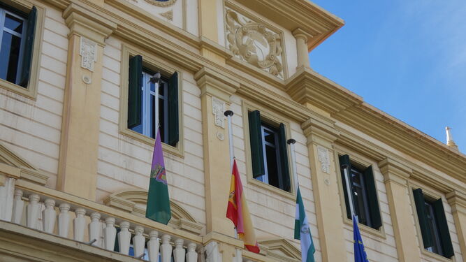 Banderas a media asta en el edificio de la Autoridad Portuaria por el fallecimiento de "Peñita" el de la aguada.