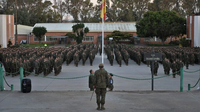 Constituido el batallón de alumnos Isla de León en San Fernando tras la incorporación de un nuevo ciclo a Camposoto.