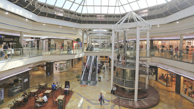Interior del centro comercial Rosaleda.