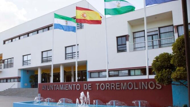 La fachada principal del Ayuntamiento de Torremolinos.