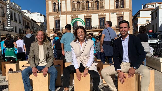La alcaldesa de Ronda junto a la delegada municipal de Educación el diputado provincial de Educación.