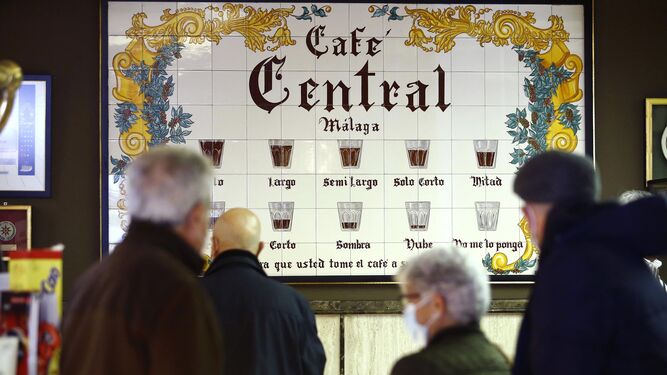 El azulejo del Café Central donde estaban todos los míticos cafés que son ya tradicionales en Málaga.