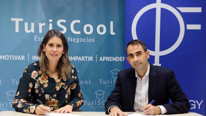 Javier de Pro, director general de Fundalogy Unicaja, y Ana Monje, socia fundadora de Turiscool.