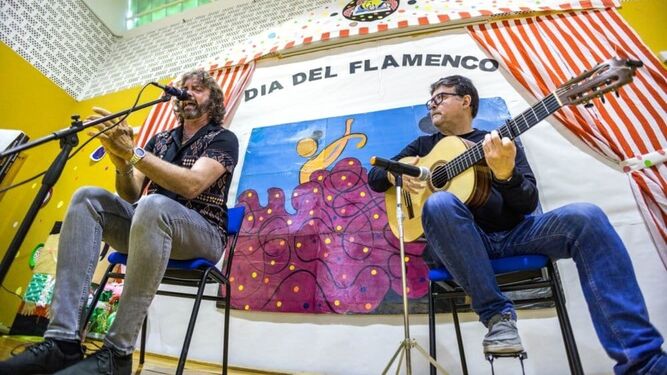 El cantaor Jesús Castilla durante una actividad escolar celebrada esta semana en San Fernando con motivo del Día Internacional del Flamenco.