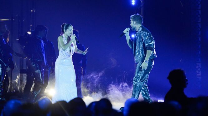 María Becerra y Pablo Alborán actúan durante la gala de los Grammy Latinos celebrada en Sevilla.