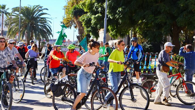 Ciclistas participan en la manifestación por la movilidad sostenible este domingo en Málaga.