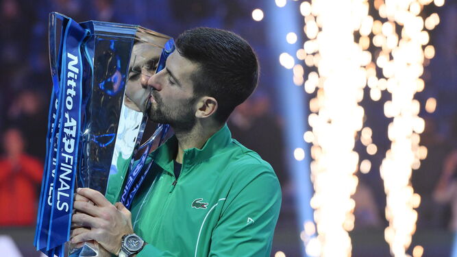 Novak Djokovic besa el trofeo en Turín.