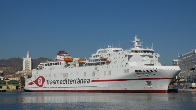 Ferry 'Juan J. Sister'  ayer lunes en Málaga en sustitución del 'Ciudad Autónoma Melilla'.