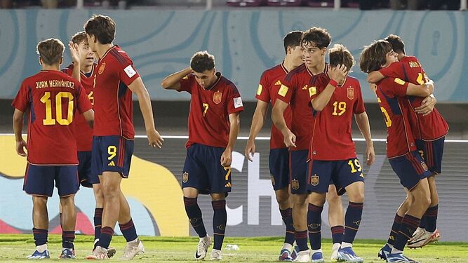 Los jugadores españoles celebran el 1-0.