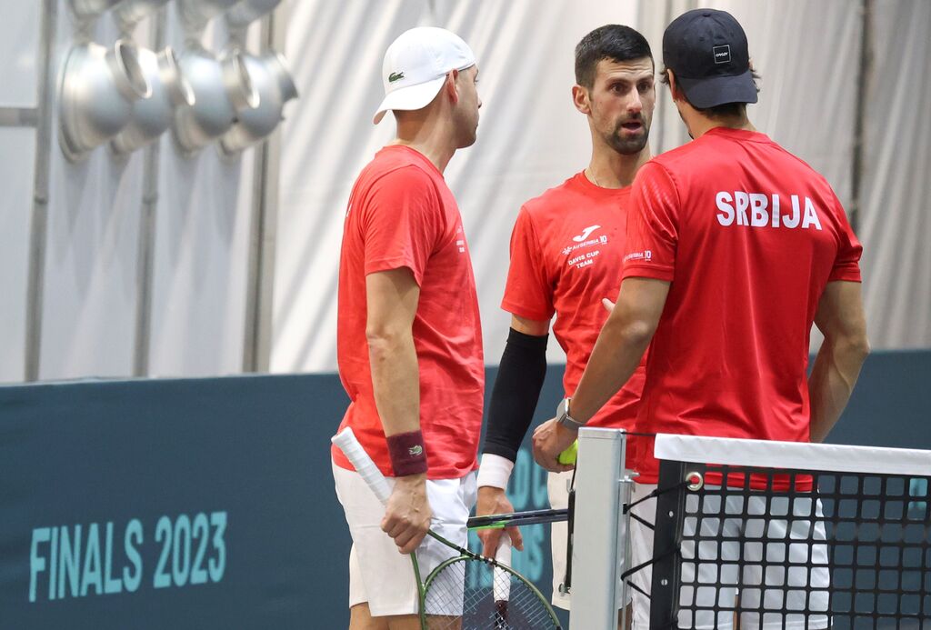 Djokovic prueba la pista de la Copa Davis