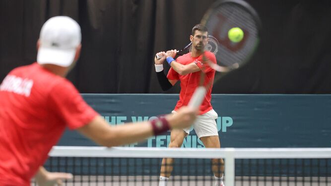 Djokovic prueba la pista de la Copa Davis.