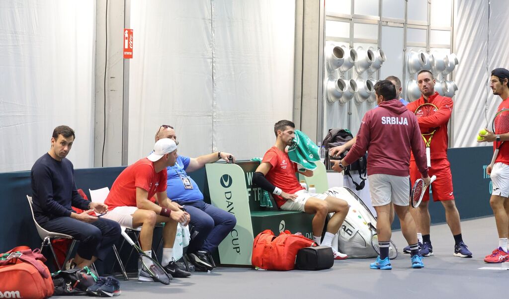 Djokovic prueba la pista de la Copa Davis
