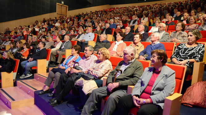Cientos de asistentes en el Teatro Municipal Villa de Torrox