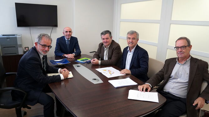 La firma del acuerdo de compraventa entre el Ayuntamiento y la Fundación Vimpyca.