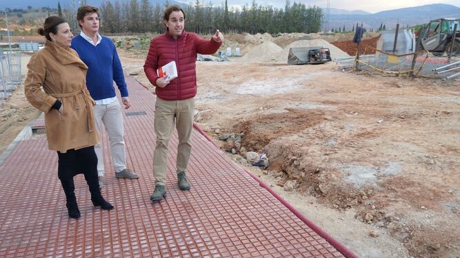 La alcaldesa de Ronda visitó las obras contiguas al antiguo campo de fútbol.
