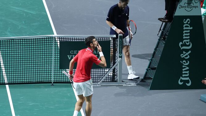 Djokovic lanza besos a la afición británica.