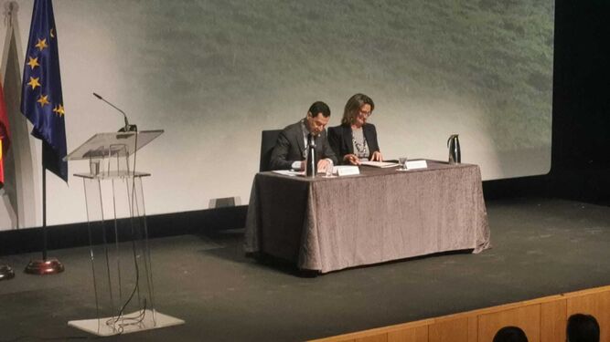 Juanma Moreno y Teresa Ribera firman el protocolo del acuerdo por Doñana.