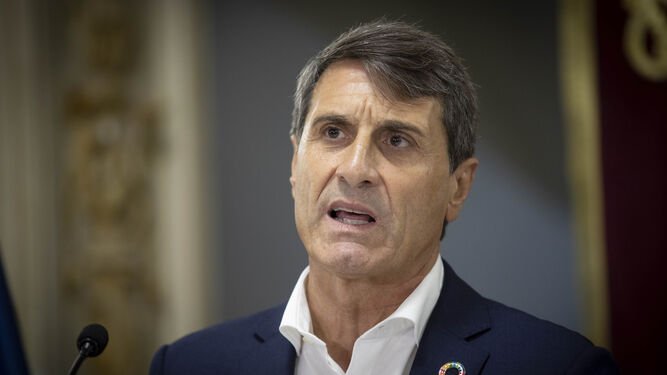El delegado del Gobierno, Pedro Fernández, defiende que la llegada de inmigrantes "está absolutamente controlada".