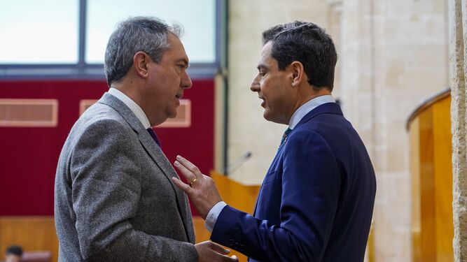 Juanma Moreno y Juan Espadas, en el Parlamento andaluz.