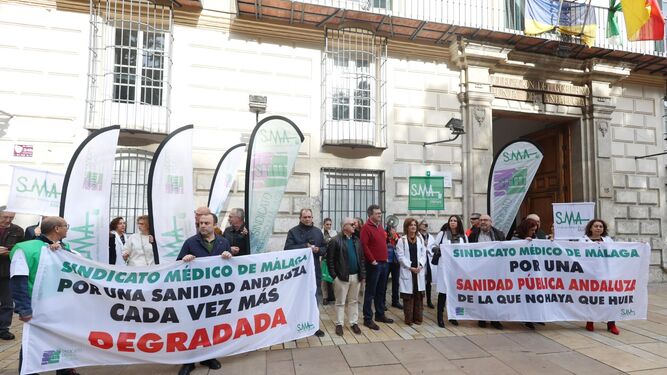 Concentración de médicos, este martes ante la Delegación de la Junta en Málaga.