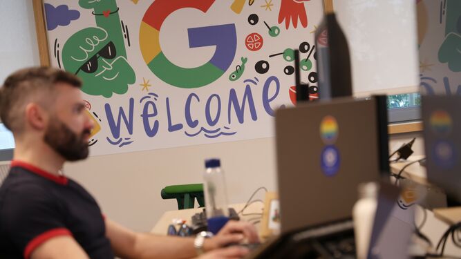 Un trabajador en el nuevo GSEC de Google en Málaga, este miércoles.