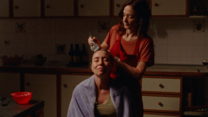 Lola Dueñas y Ana Torrent en una imagen de 'Sobre todo de noche'.