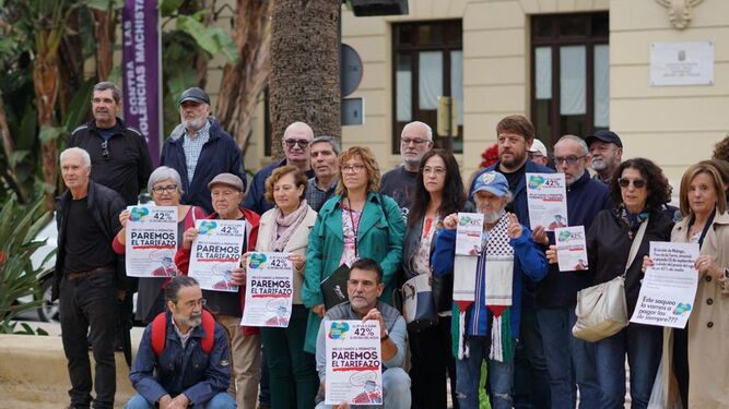 Parte de los asistentes a la protestas por la subida de la factura del agua frente al Ayuntamiento de Málaga, este viernes.