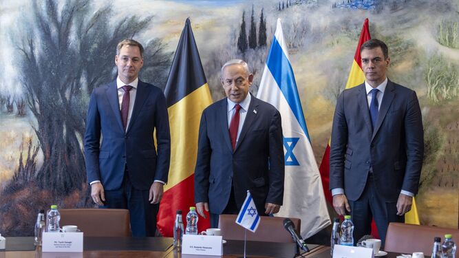 El primer ministro belga, Alexander de Croo; el primer ministro del Estado de Israel , Benjamin Netanyahu, y el presidente del Gobierno, Pedro Sánchez.