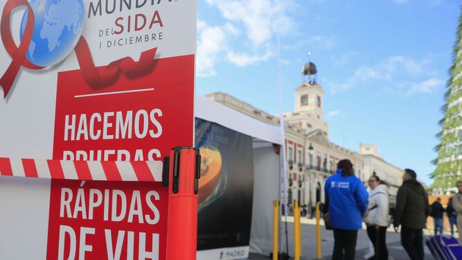 Carpa instalada por Madrid Salud con motivo del Día Mundial de la Lucha contra el Sida.