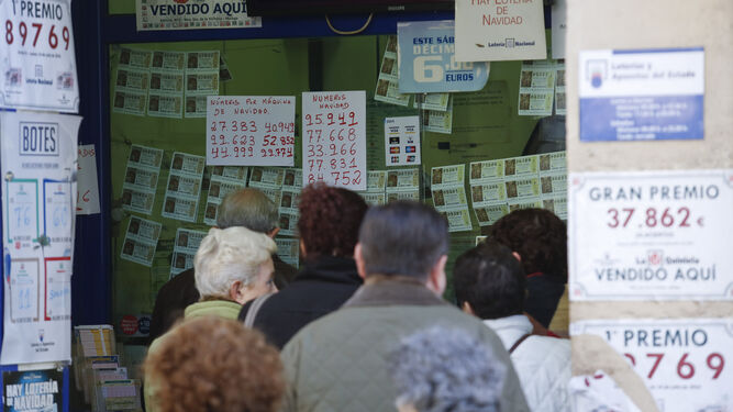 Cola a las puertas de una administración de lotería de Málaga capital.