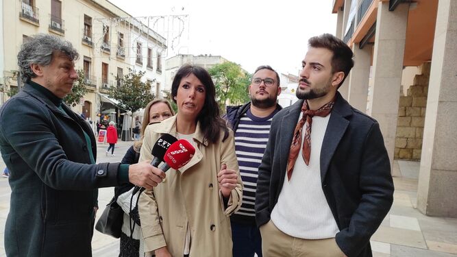 Martina Velarde esta mañana en Córdoba junto al parlamentario andaluz de Podemos, José Manuel Jurado.