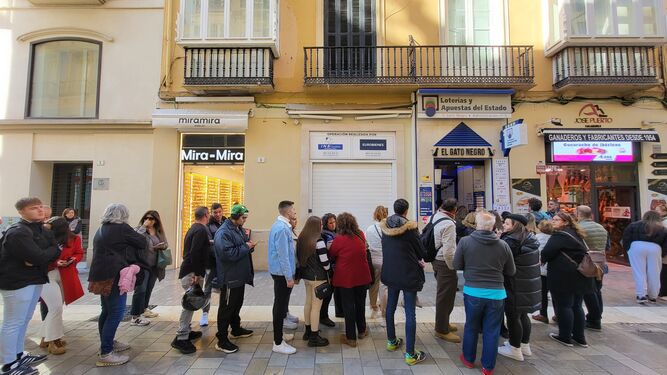 La cola para comprar la lotería en una Administración del centro de Málaga.