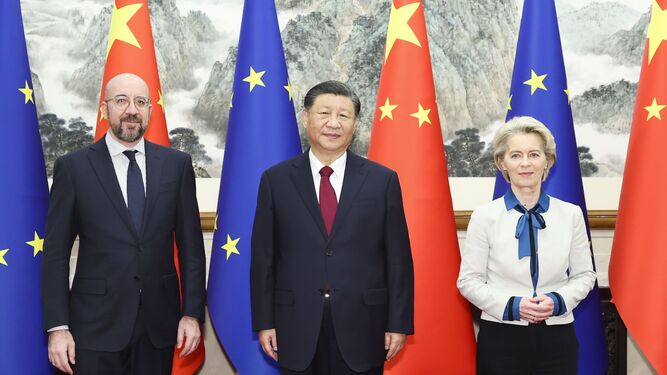 Charles Michel, Xi Jinping y Ursula Von der Leyen, en la cumbre bilateral.