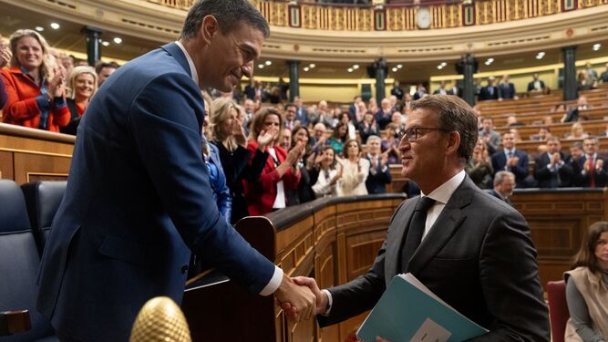 El presidente del Gobierno, Pedro  Sánchez, saluda al presidente del PP, Alberto Núñez Feijóo.