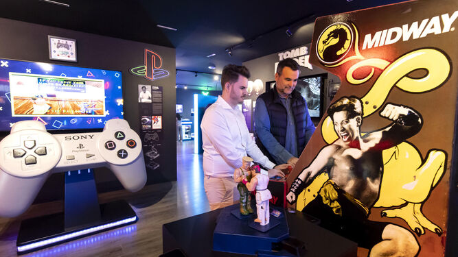 El director general de la empresa Kaiju Entertainment, Javier Ramos (a la derecha), impulsora del proyecto, juega a un videojuego en OXO.