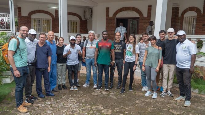 César Ramírez y su equipo en Camerún.