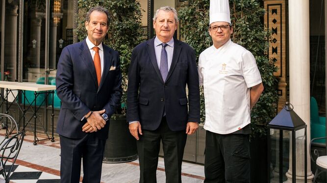 El director del Hotel Alfonso XIII, Carlo Suffredini, con el presidente del Banco de Alimentos de Sevilla, Jesús Maza, y el chef ejecutivo Felipe Arango