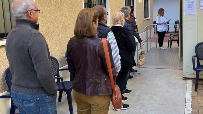 Personas esperando para vacunarse.